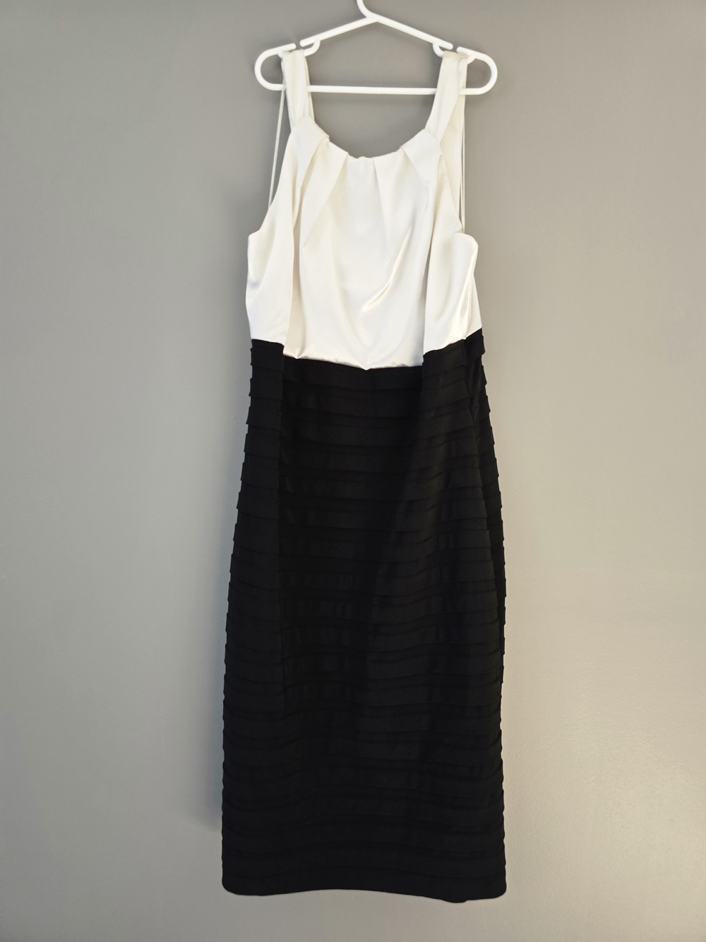 Sleeveless Color-block Dress In Size 12. Go-to For Cocktail Party Or Wedding